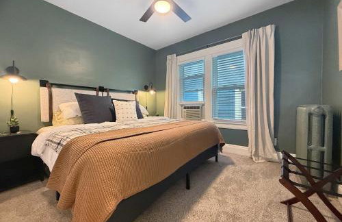 Chic Lakeside Retreat Steps from the Beach - Foto 2