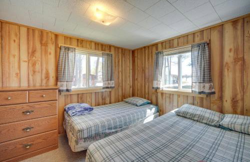 Rustic Cabin with Fire Pit, Steps to Sand Lake! - Foto 14