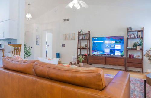 Modern House with Office Cornhole Near Freeways - Foto 7