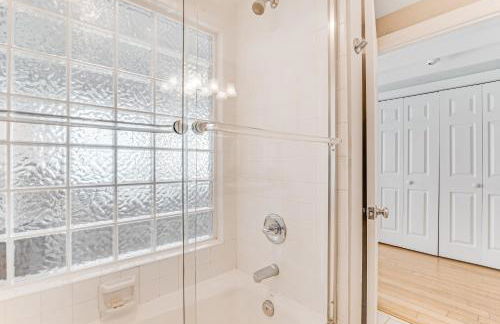 Dog-friendly beachfront dream with a wet bar & two furnished balconies - Foto 33