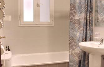 La Bodega del Mar - Luminoso y céntrico apto con piscina en verano y parking - Foto 12