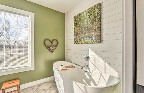 Morrisonville Manor with Fire Pit and Hot Tub! - Foto 17