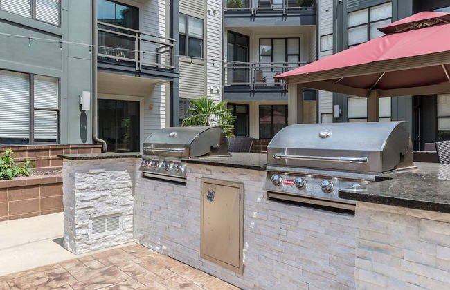 Spacious 2BD With Private Balcony and Free Parking - Foto 29