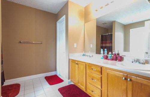 6BR Home • Spacious Yard + Grill • Peaceful Suburb - Foto 24