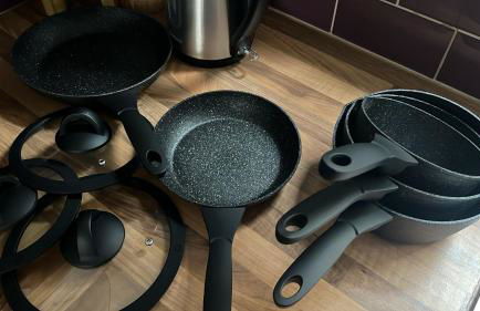 Cozy Four-Bedroom Home with Hot Tub, Garden, CONTRACTORS WELCOME - Close to Shops, Restaurants, Hospital and Park - Photo 21