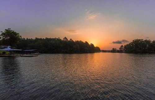 LAKEFRONT 7 MIN to OAKLAWN & 10 MIN to DOWNTOWN STR License #A22-0004 - Foto 1