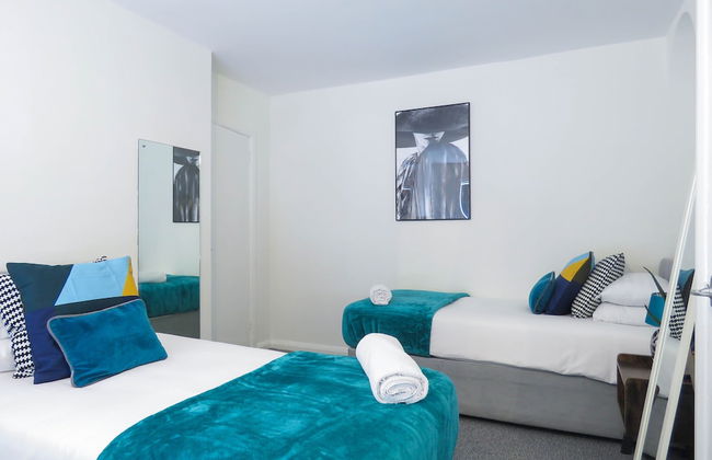 Tudors eSuites 4 Bedroom House with Garden & 9 Beds - Foto 5