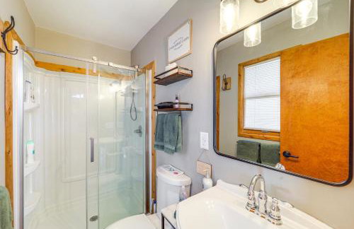 Near Lake and Trails Rustic Newland Cabin with Deck! - Foto 19