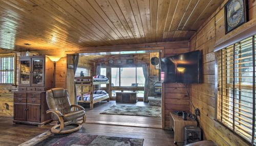 Lake Livin Cozy Cabin with Dock, Bar, 2 Kayaks - Foto 5