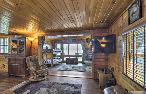 Lake Livin Cozy Cabin with Dock, Bar, 2 Kayaks - Foto 5