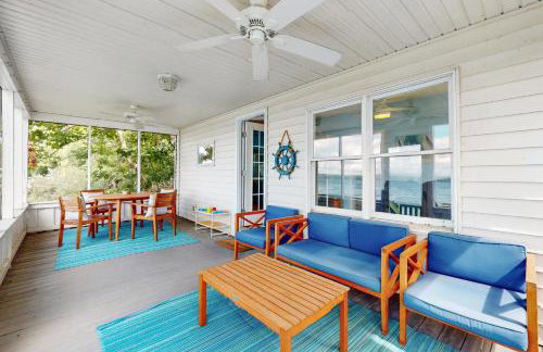 2BR Lakeside Home with Patio, Porch and AC - Foto 14