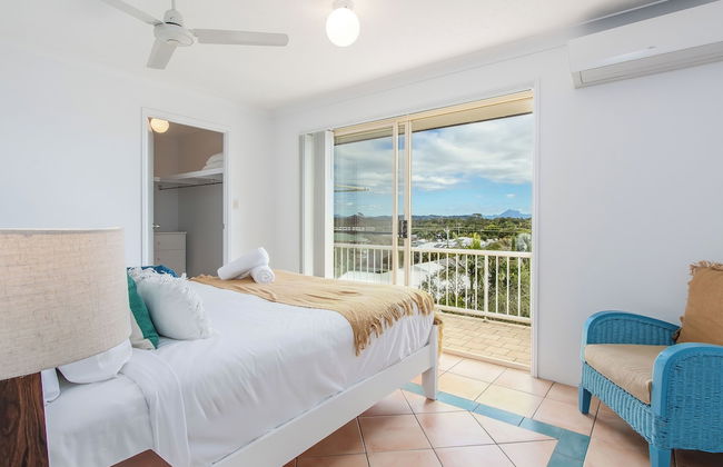 Marine Mirage - 2 Bedroom Apartment with Beachfront Vibes - Photo 3