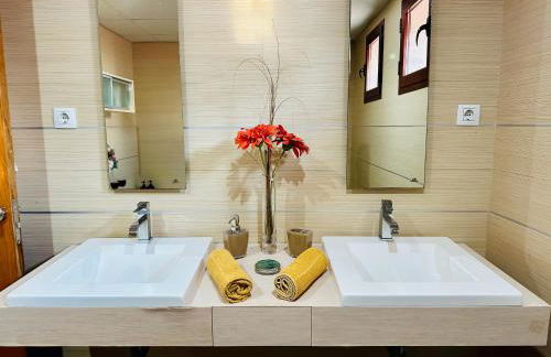 Lux Villa with Year-Round Heated Pool & Game Room - Foto 48