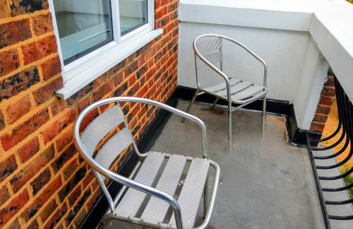 Vauxhall Central - Spacious 3-Bed Serviced Apartment- Balcony-Free Parking - Lift - Sleeps 7 - Foto 4