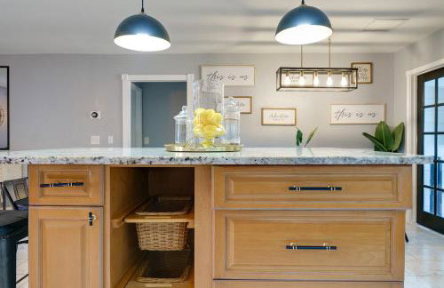 Lounge Area Office Fenced Yard Near It All - Photo 17