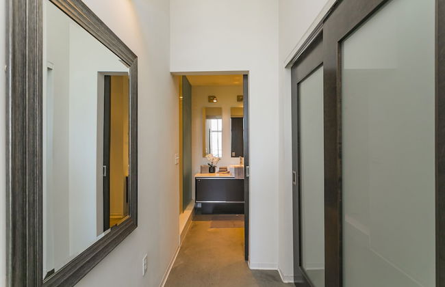 Mid Century Modern Downtown Condo | 30+ Night Min - Foto 34