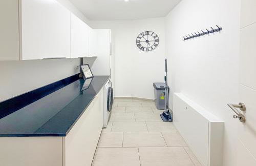 ImmoStay #3 - Penthouse mit zwei Balkonen & Seeblick, Parking & WiFi - Foto 49