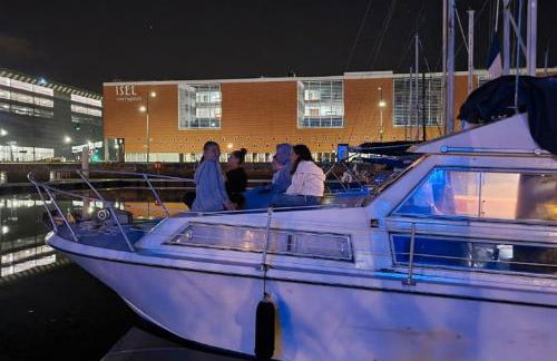 Unusual night on a small yacht - Foto 1