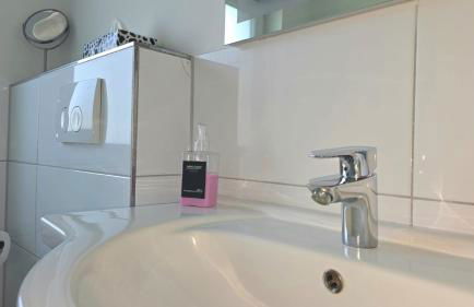 HAPPY HOMES FUN - Dein Erlebnis-Apartment für Gamer, Helden & große Kinder - Parkplatz - PS5 - WLAN - Foto 20