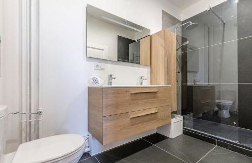 Plumeria - Grand Appartement 75m2 - Au calme avec Jardin - Idéal Famille ou Groupe de Travailleurs - Parking Public Gratuit - 2 Chambres - 4 Lits séparés - Foto 5