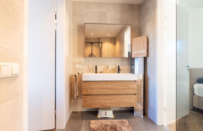 Cozy Villa With Lakeside Views - Photo 15