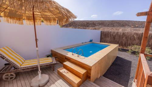 Casa Amaya - Spacious House with Pool, Large Garden, BBQ, 2 Terraces, and Ideal Location - Photo 2, Garden, sunbed