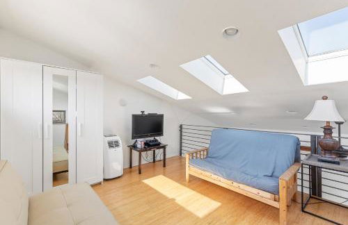 Modern Living w hot tub in Alberta Arts District - Foto 17