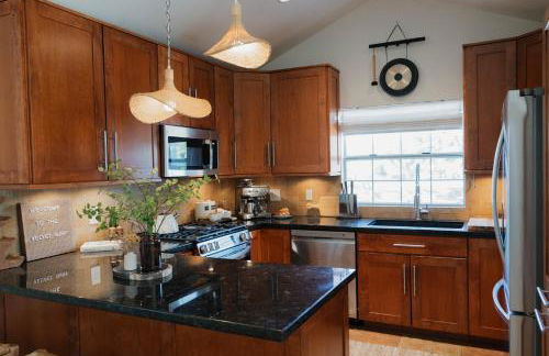 Stylish PB Townhome, Walk to Bay, and Balcony - Foto 22