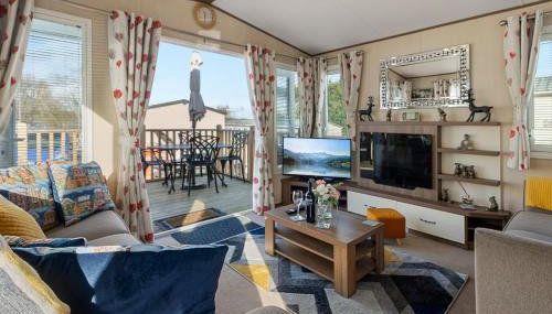 Retreat at the Lake - Fishing Lakes, Heated Outdoor Swimming Pool 500yrds on Sister Park , Pool Open April to September - Foto 1, pet friendly