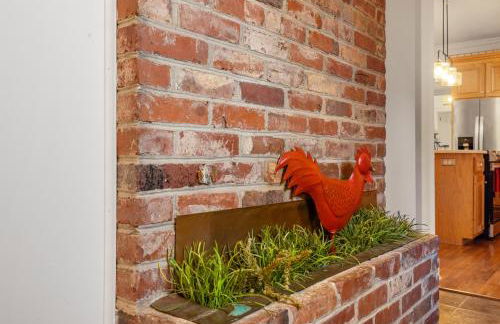 Stylish Mountain Retreat with Sunroom and Pergola - Foto 29