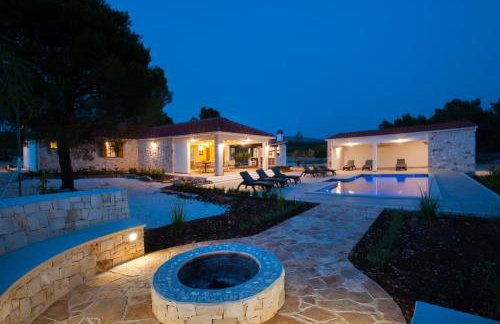Luxury Villa Nature with heated private pool, sauna & fire pit, a short walk to the beach - Photo 25