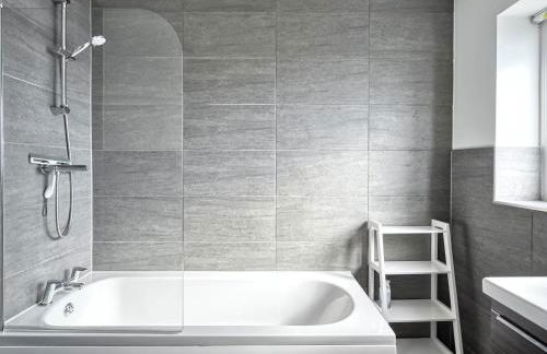 Modern Manchester House with Airport Links - Pass the Keys - Photo 23