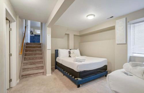 4BR w Fireplace Backyard BBQ near Peterson AFB - Foto 25