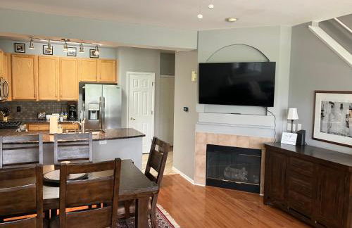 Unwind in Style in this stunning townhome retreat - Foto 12