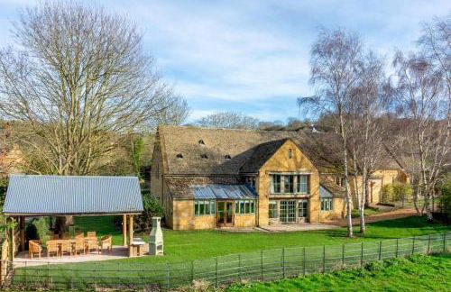 Willowberry Barn - Exclusive Home with Hot Tub - Photo 7