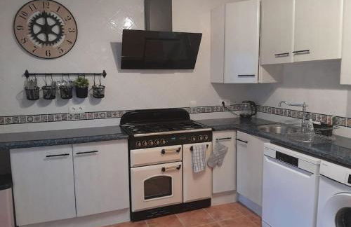 The Beach Hut with Lazy spa - Foto 37