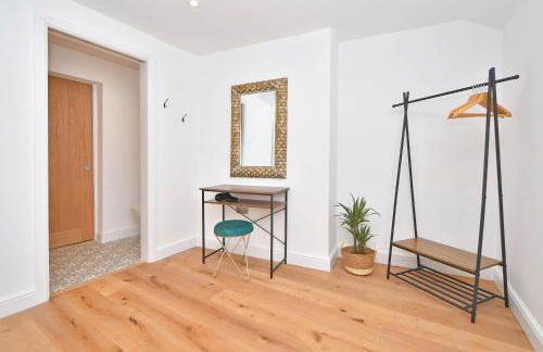 Chapel House by YourStays - Two bed cottage in Market Town of Sandbach, high end finish - Photo 27