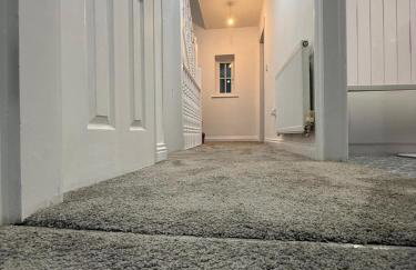 Home away Tamworth Staffordshire 4 Bedroom 3 Bathroom - Semi Detached House - Foto 8