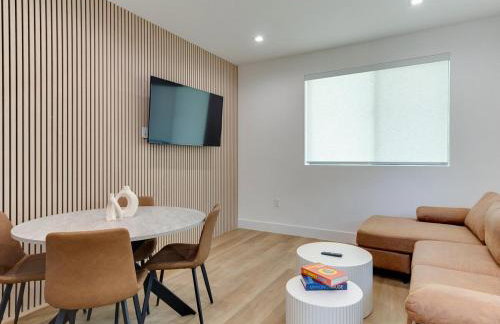 Modern Luxe Retreat Six-Bedroom - Photo 22