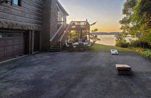 Scenic Lakefront Cabin Dock Water Activities Games - Foto 49