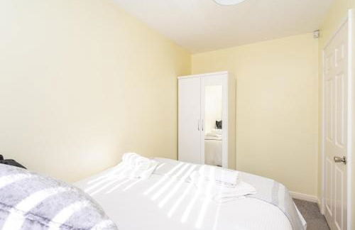 14 Acomb Wood Drive Peaceful 2-Bed Home in York with Free Parking - Pass the Keys - Photo 6
