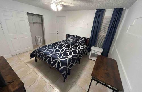 Master Bedroom w Pvt Bath in shared home - Foto 7