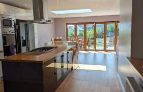 Cheltenham large house with gym, bar & hot tub - Photo 11