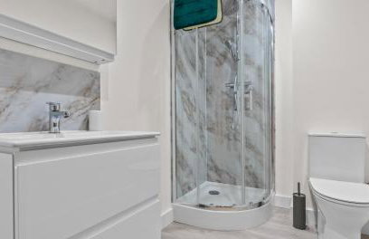 2BR Apartment with Sofa bed I Prime Town Centre Location I Gold St D-Lux, Modern Amenities, Walk to Train, Bus Stations, Shops & Cafés I Leisure and Business Stays Welcome - Foto 20