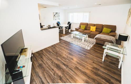 Chic 1-Bedroom with Dinning area in Central Location Close to Downtown with Free Parking - Foto 1