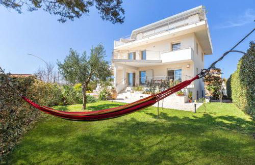 Luxury Seafront Villa with Rooftop Pool & Stunning Sea Views - Foto 6