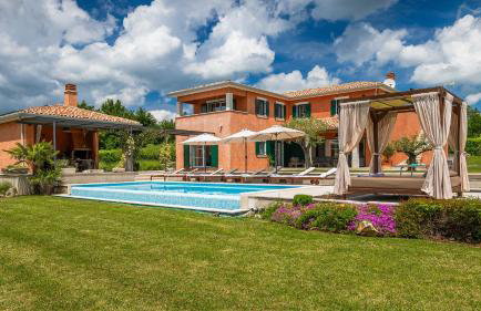 Beautiful Villa Village with tennis court in Tinj - Photo 1