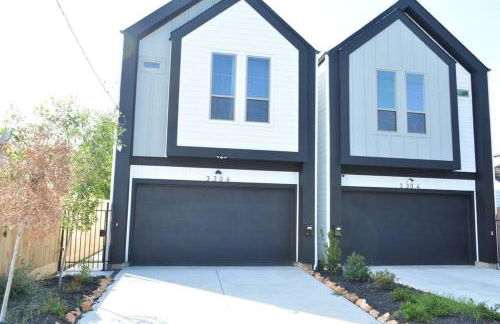 Tranquil Downtown Escape with Backyard - Photo 35