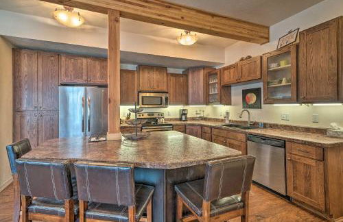 Updated Townhome with Hot Tub - Walk to Downtown! - Foto 1