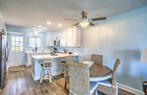 Coastal Oasis with Decks Walk to Holden Beach! - Foto 7